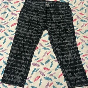 🌸Nike Black and Gray Leggings Capri